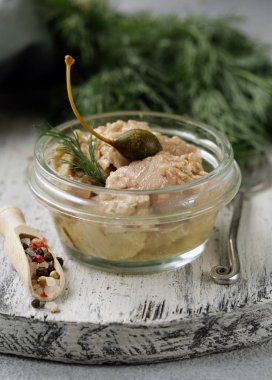 bir masanın üzerinde bir kavanozda konserve morina karaciğer