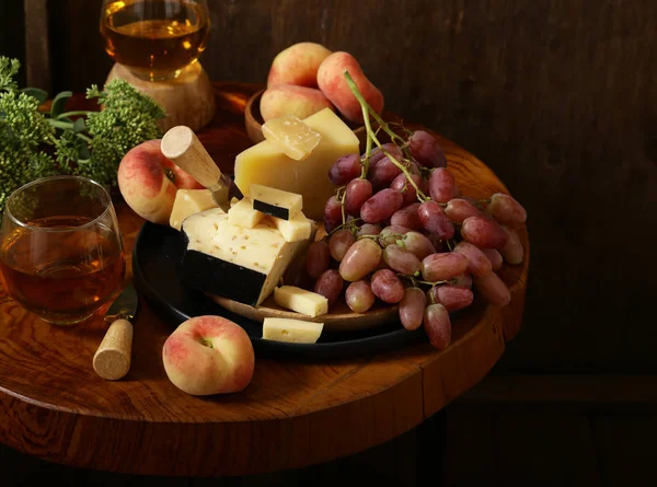 木製のテーブルの上のチーズ ブドウ ワイン 素朴なスタイル — ストック写真