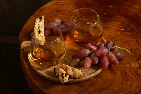 甜点白葡萄酒和比斯科蒂在木桌上 — 图库照片