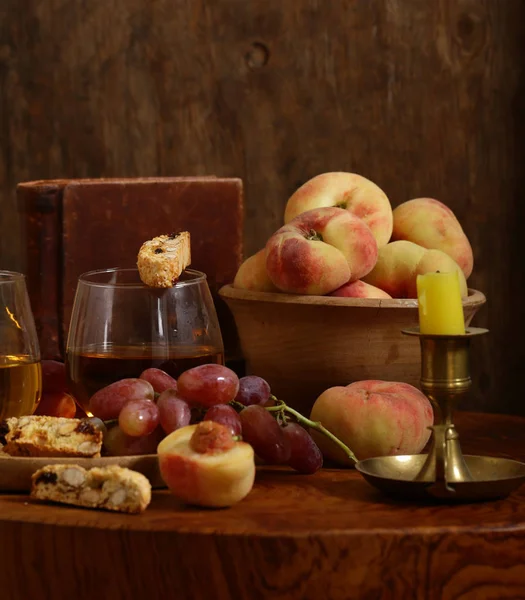 tatlı beyaz şarap ve biscotti ahşap bir masada