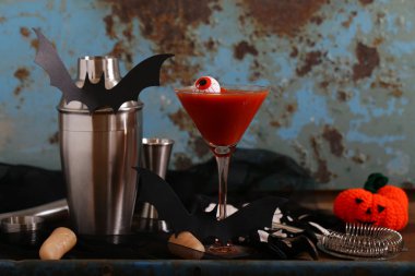 karanlık bir arka plan üzerinde tatil cadılar bayramı için kokteyl