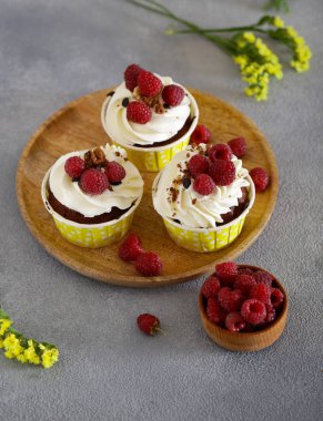 tatlı için ahududu ile krem cupcakes