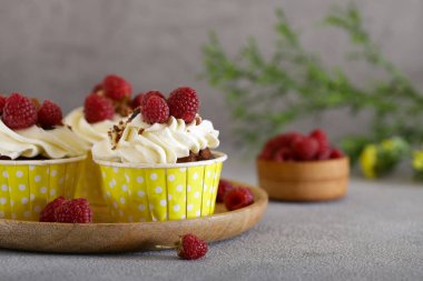tatlı için ahududu ile krem cupcakes