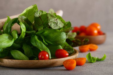 taze fesleğen ve marul ve domates