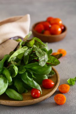 taze fesleğen ve marul ve domates