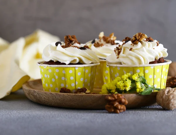 Crème Cupcakes Met Walnoten Voor Het Dessert — Stockfoto