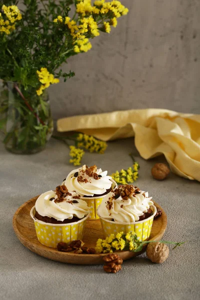 Cupcakes Creme Com Nozes Para Sobremesa — Fotografia de Stock