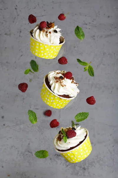 Crème Cupcakes Met Frambozen Voor Dessert — Stockfoto