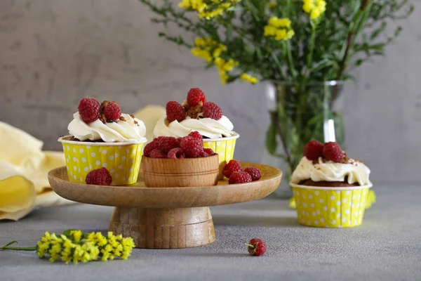 Cupcakes Crema Con Frambuesas Para Postre — Foto de Stock