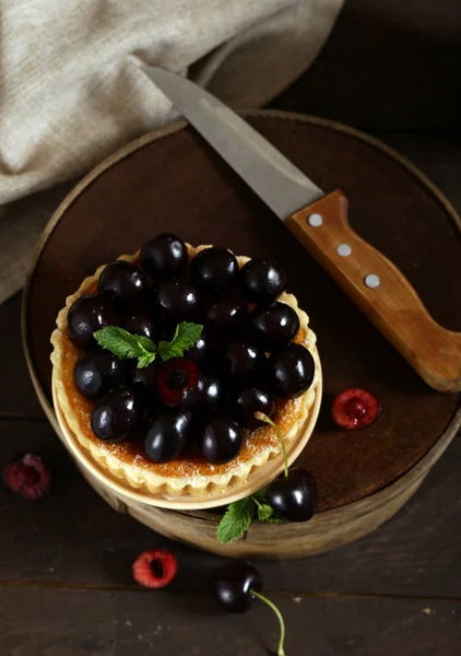 Masada Meyve Berry Kiraz Pasta Rustik Tarzı — Stok fotoğraf