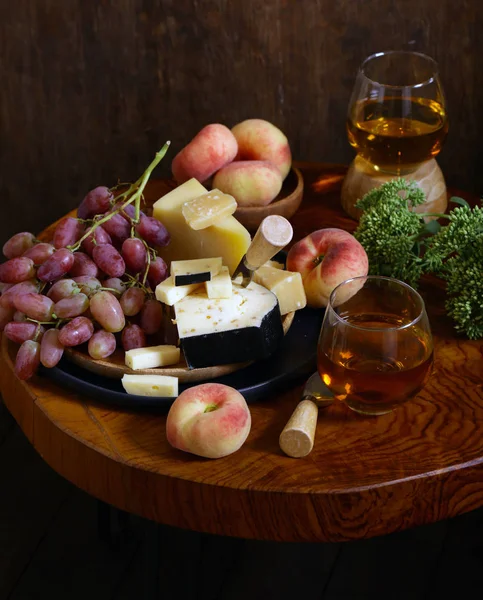 Queijo Uvas Vinho Uma Mesa Madeira Estilo Rústico — Fotografia de Stock