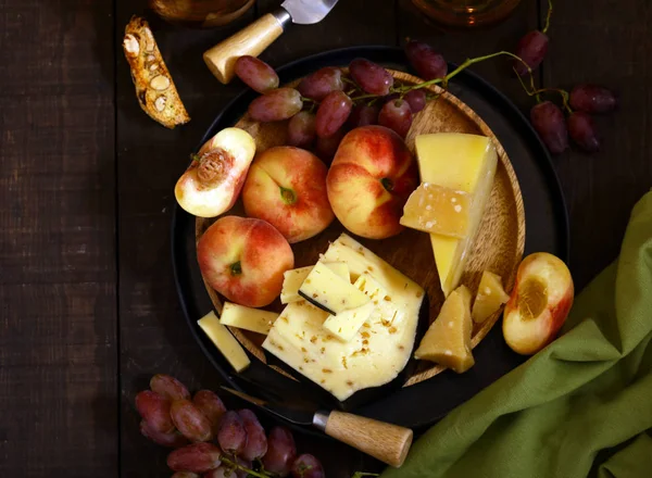 Queso Uvas Vino Sobre Una Mesa Madera Estilo Rústico —  Fotos de Stock