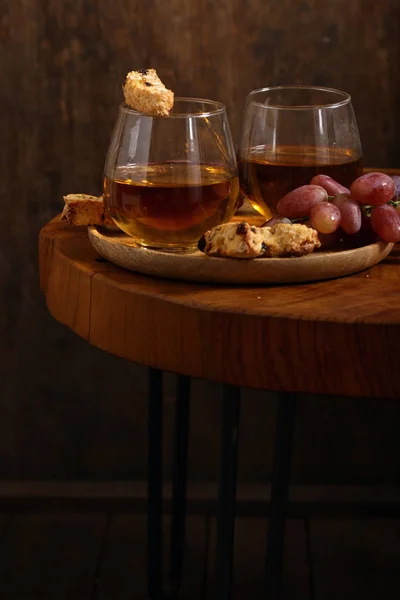 Dessert Weißwein Und Kekse Auf Einem Holztisch — Stockfoto