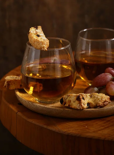 tatlı beyaz şarap ve biscotti ahşap bir masada