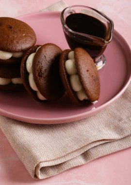 tatlı için marshmallows ile çikolatalı kurabiye