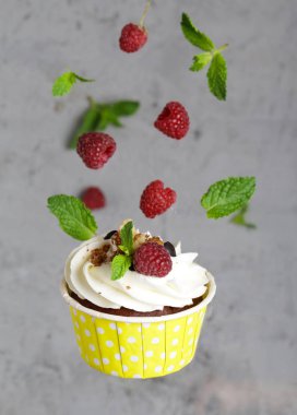 tatlı için ahududu ile krem cupcakes
