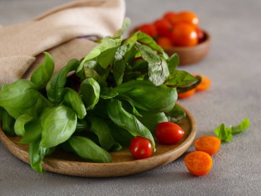 taze fesleğen ve marul ve domates