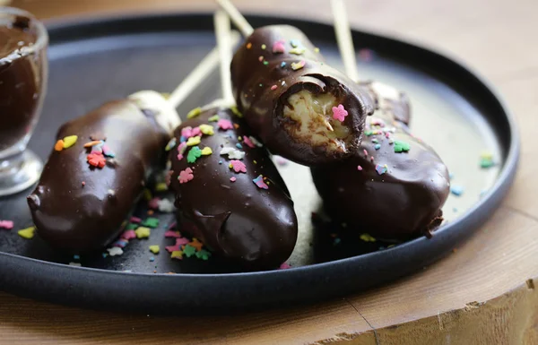 Iced Chocolade Banaan Een Bord — Stockfoto