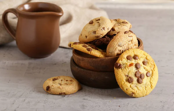 Biscuits Aux Pépites Chocolat Dans Plat Bois — Photo