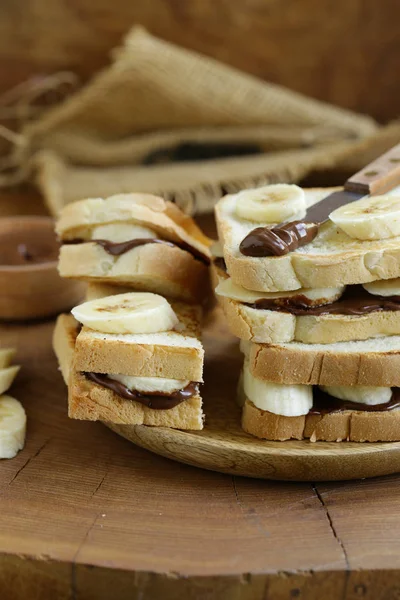 朝食にチョコレートペーストとバナナをサンドイッチ — ストック写真