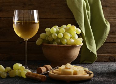 beyaz şarap ve yeşil üzüm ile cam