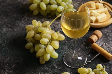 beyaz şarap ve yeşil üzüm ile cam