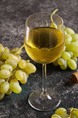 beyaz şarap ve yeşil üzüm ile cam