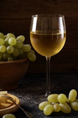 beyaz şarap ve yeşil üzüm ile cam