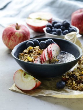 yoğurt ve meyve ile ev yapımı granola, sağlıklı kahvaltı
