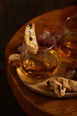tatlı beyaz şarap ve biscotti ahşap bir masada