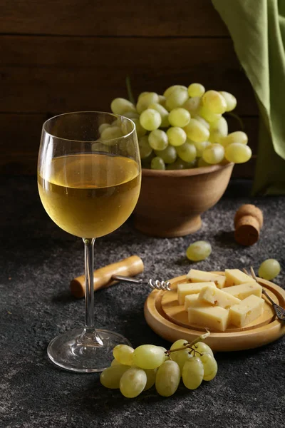 Copo Com Vinho Branco Uvas Verdes — Fotografia de Stock