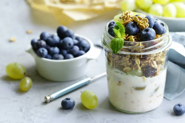 yoğurt ve meyve ile ev yapımı granola, sağlıklı kahvaltı