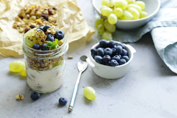 yoğurt ve meyve ile ev yapımı granola, sağlıklı kahvaltı
