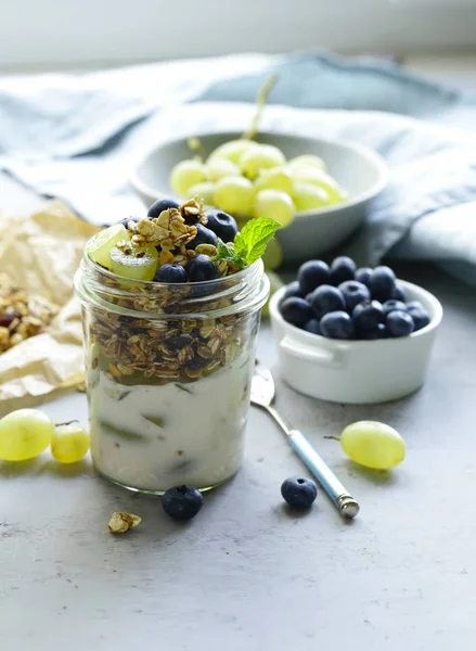 yoğurt ve meyve ile ev yapımı granola, sağlıklı kahvaltı