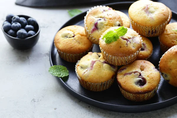 tatlı için ev yapımı yaban mersini kekler