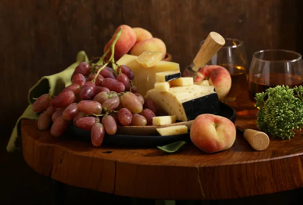 Queijo Uvas Vinho Uma Mesa Madeira Estilo Rústico — Fotografia de Stock