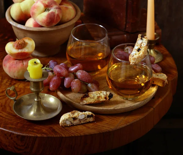 Postre Vino Blanco Biscotti Una Mesa Madera —  Fotos de Stock