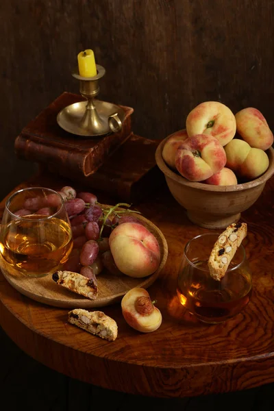 tatlı beyaz şarap ve biscotti ahşap bir masada