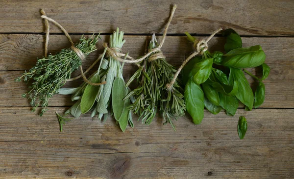 taze organik yeşil kokulu otlar