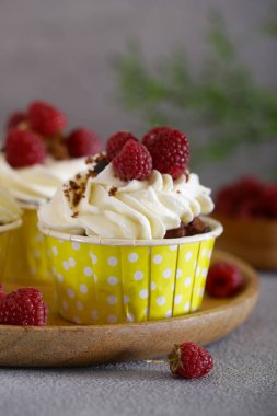 tatlı için ahududu ile krem cupcakes