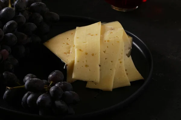Cheese Black Grapes Plate — Stock Photo, Image