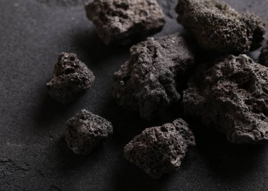 siyah bir arka plan üzerinde Etna volkanik kaya