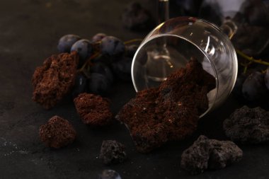 siyah bir arka plan üzerinde Etna volkanik kaya