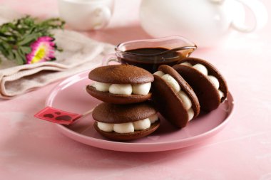 tatlı için marshmallows ile çikolatalı kurabiye