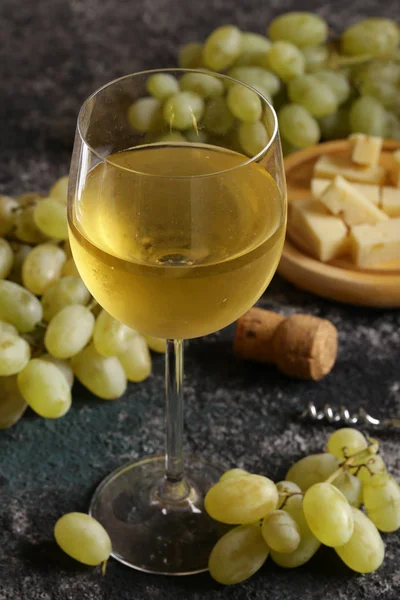Copo Com Vinho Branco Uvas Verdes — Fotografia de Stock