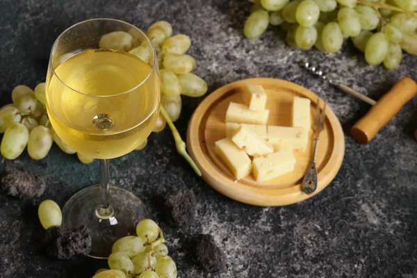 Copo Com Vinho Branco Uvas Verdes — Fotografia de Stock