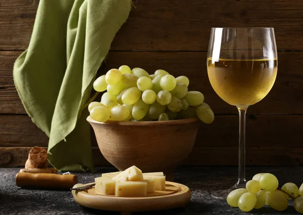 Copo Com Vinho Branco Uvas Verdes — Fotografia de Stock