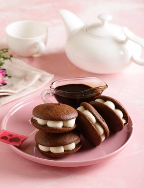 tatlı için marshmallows ile çikolatalı kurabiye