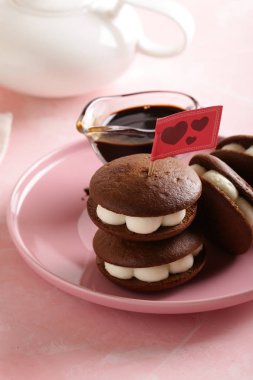 tatlı için marshmallows ile çikolatalı kurabiye