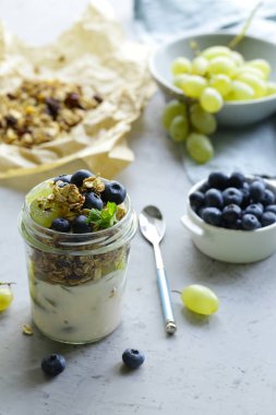 yoğurt ve meyve ile ev yapımı granola, sağlıklı kahvaltı